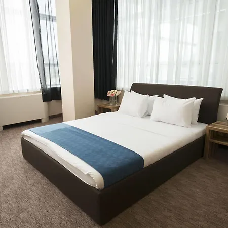 Admiral Arena Garni 4*