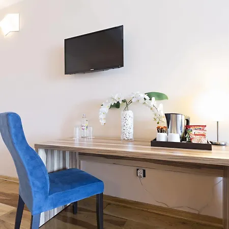 Hotel Admiral Arena Garni 4*