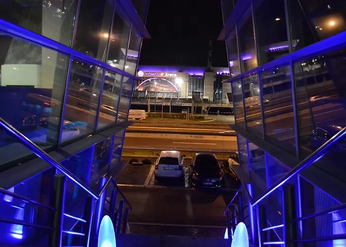 מלון Admiral Arena Garni